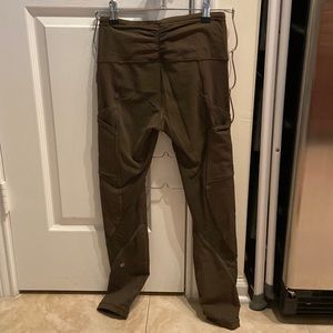 Lululemon women’s athletic leggings w/side pockets, Size 4, Color: Olive Green